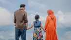Laudya Cynthia Bella menggenggam tangan putri Engku Emran, Engku Aleesya saat foto prewedding di Sumatera Barat. Sebelum melaksakan pernikahan, Laudya Cynthia Bella sempat melakukan pemotretan prewedding di Sumatera Barat. (instagram/laudyacynthiabella)