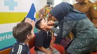 Pemberian vaksin polio kepada anak di Kota Tangerang. (Liputan6.com/Pramita Tristiawati)