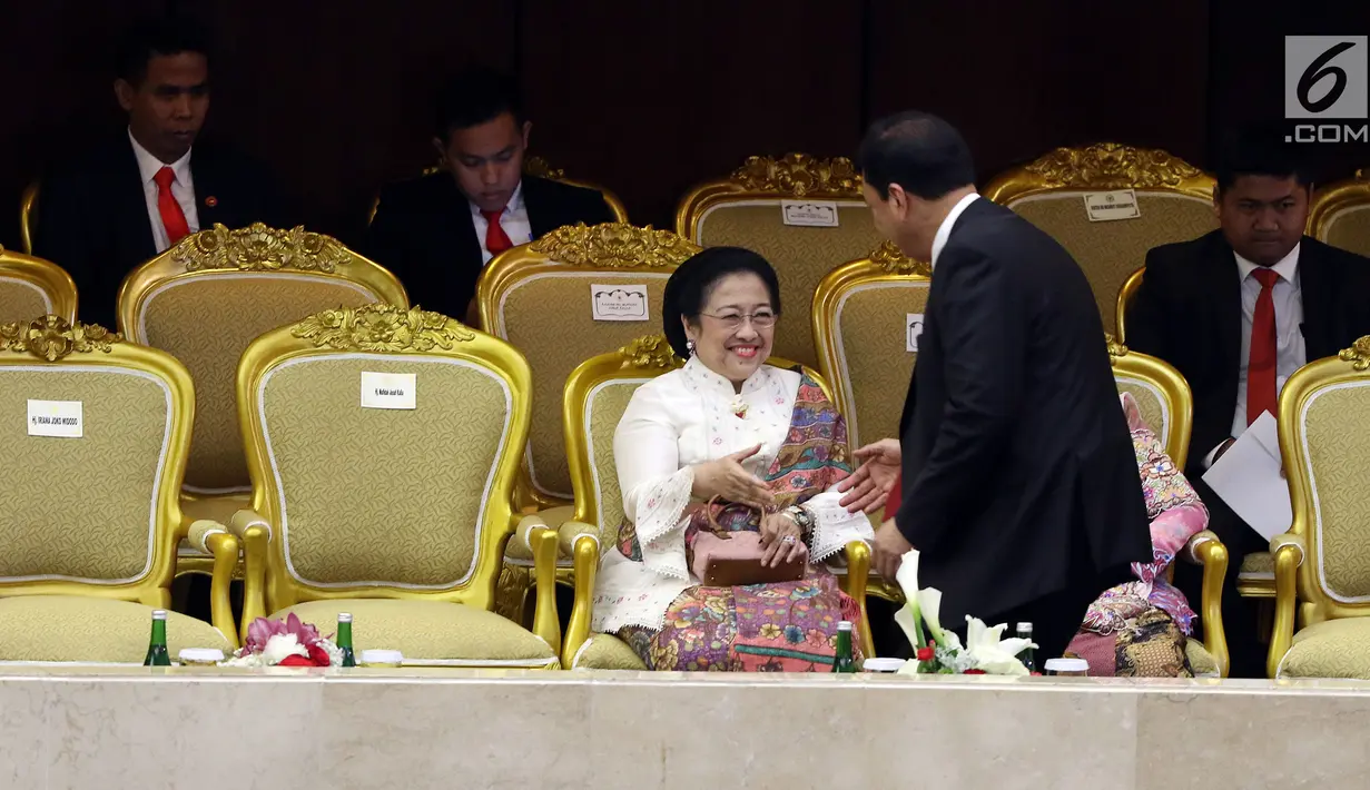 Presiden RI ke-5 sekaligus Ketua Umum PDI Perjuangan, Megawati Sukarnoputri menghadiri Sidang Tahunan MPR di kompleks Parlemen, Senayan, Jakarta, Rabu (16/8). Megawati terlihat anggun mengenakan ebaya modern berkerah cheongsam. (Liputan6.com/Johan Tallo)