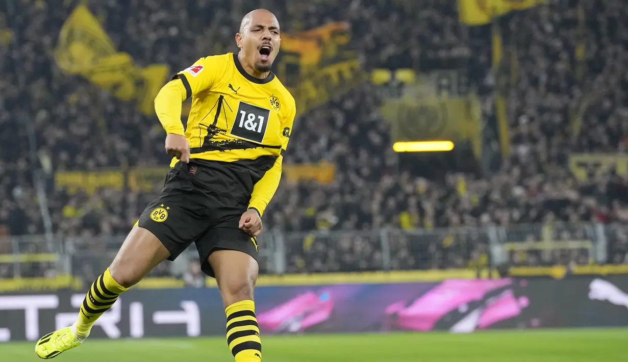 Pemain Borussia Dortmund, Donyell Malen, melakukan selebrasi setelah mencetak gol ke gawang SC Freiburg pada laga Liga Jerman di Stadion Signal Iduna Park, Sabtu (10/2/2024). Donyell Malen dan Niclas Fuellkrug kompak menyumbang gol kemenangan. (AP Photo/Martin Meissner)