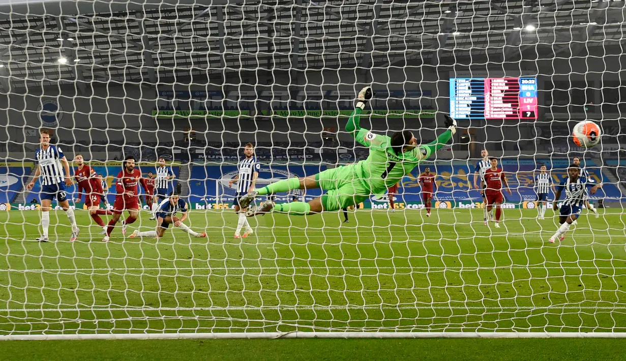 Kiper Brighton & Hove Albion, Mathew Ryan gagal menghentikan gol yang dicetak gelandang Liverpool, Jordan Henderson pada lanjutan pertandingan Liga Inggris di Stadion Falmer, Kamis (9/7/2020) dini hari WIB. Liverpool berhasil kalahkan Brighton dengan skor 3-1. (AP Photo/Daniel Leal Olivas,Pool)
