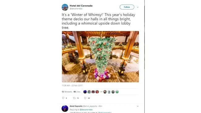 Apa jadinya jika pohon natal yang Anda hias terbalik? Jadi unik atau justru terlihat aneh? (Foto: Twitter/ @hoteldelcoronado)