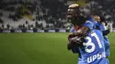 Pemain Napoli, Giacomo Raspadori dan Victor Osimhen merayakan kemenangan laga pekan ke-31 Liga Italia 2022/2023 di Allianz Stadium, Turin, Italia, Senin (24/04/2023) WIB. Il Poartenopei berhasil meraih kemenangan dengan skor 1-0. (AP Photo/LaPresse/Marco Alpozzi)