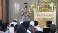 Kapolres Tuban AKBP Darman, ketika mengingatkan tentang pentingnya disiplin prokes sebagai upaya mencegah penyebaran Covid-19. (Liputan6.com/Ahmad Adirin)