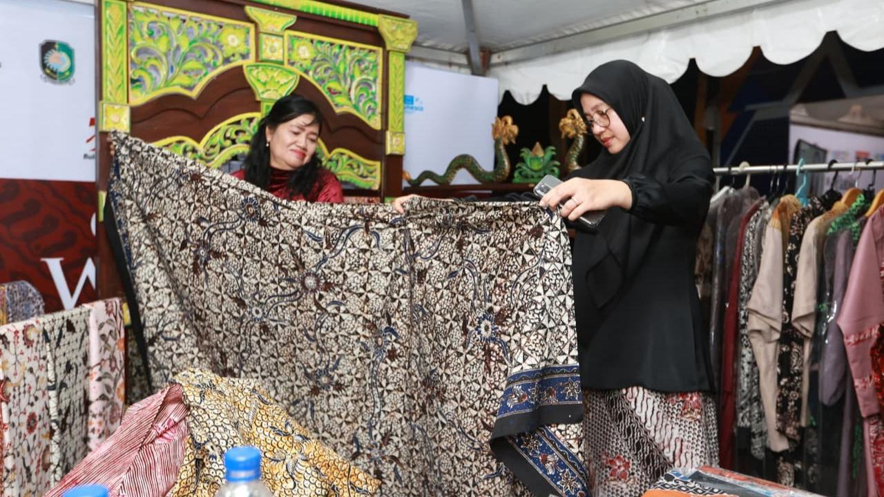 Pemkab Banyuwangi dan OJK Dorong Literasi Keuangan Masyarakat Lewat Batik Festival