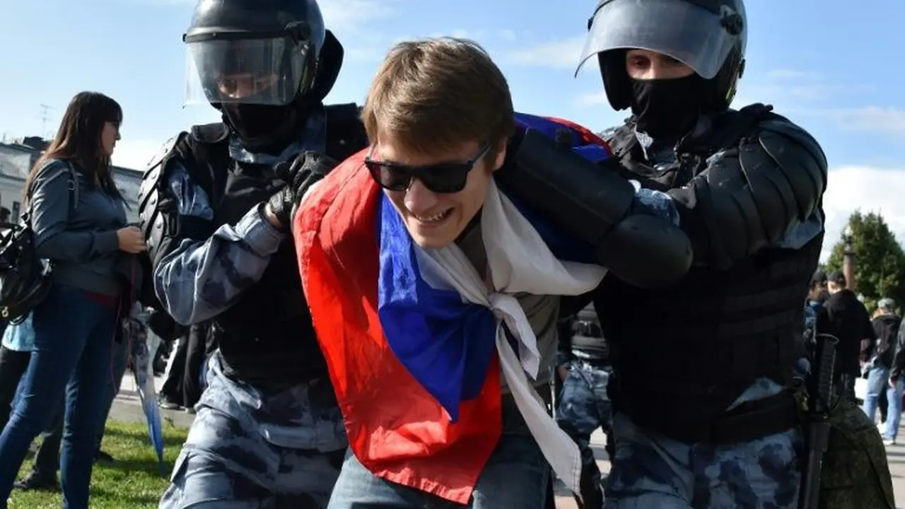 Seorang demonstran ditahan oleh petugas keamanan Rusia dalam aksi menuntut pemilu terbuka (AFP/Vasily Maximov)