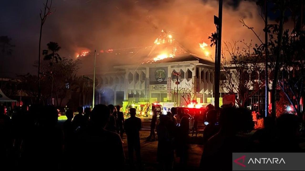 Kantor Bupati Bulungan Terbakar Hebat, Petugas Damkar Terluka Saat Pemadaman