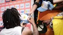 Pebasket Pantai Gading, Nisre Zouzoua memberikan tanda tangan kepada penonton yang didominasi pelajar setelah laga Grup G Piala Dunia FIBA 2023 melawan Iran di Indonesia Arena, Senayan, Jakarta, Senin (28/08/2023). (Bola.com/Bagaskara Lazuardi)