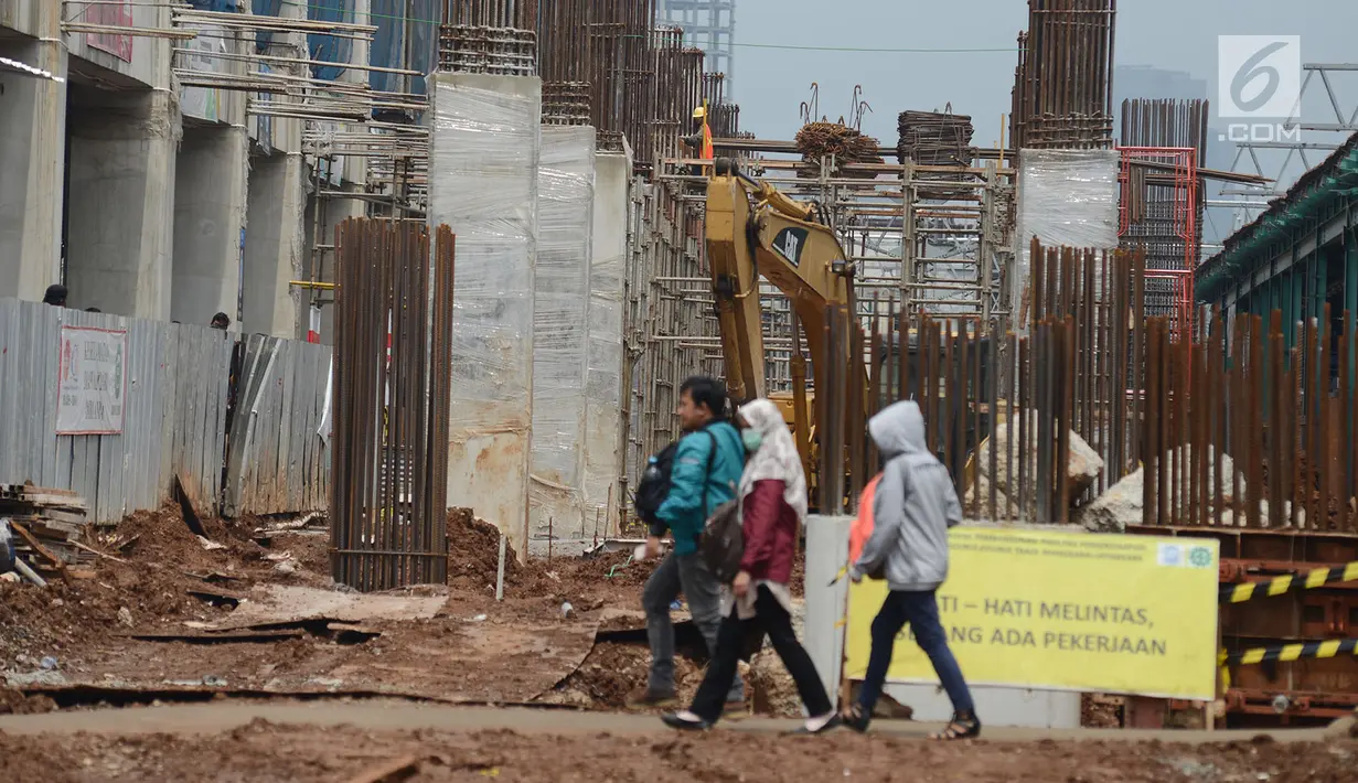 Pejalan kaki melintas dekat proyek revitalisasi Stasiun Manggarai di Jakarta, Selasa (22/1). PT. Kereta Commuter Indonesia (KCI) menutup jalur 10 Stasiun Manggarai tujuan Depok dan Bogor sejak 23 Januari hingga 8 Maret 2019. (Merdeka.com/Imam Buhori)