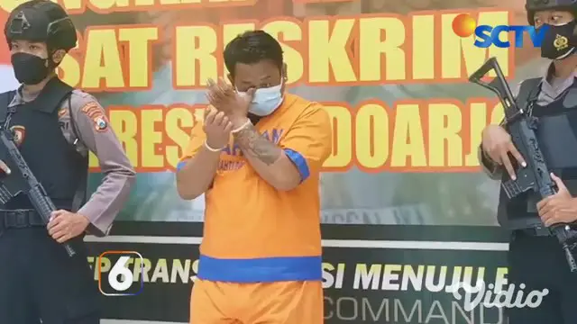 VIDEO: Bersenggolan di Toko Ponsel, Seorang Pria Dibacok dengan Samurai