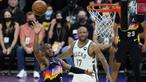 Chris Paul (kiri) tampil gemilang saat pertandingan Suns melawan Bucks pada Game 1 Final NBA 2021. Ia tercatat sebagai pencetak poin terbanyak Phoenix Suns dengan menyumbangkan 32 poin dan sembilan assist. (Foto: AP/Ross D. Franklin)