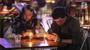 Pengunjung menyalakan lilin untuk mendukung Earth Hour 2019 di Lippo Mall Kemang, Jakarta, Sabtu (30/3). Lampu eksterior mall yang padam selama 60 menit merupakan wujud komitmen dan aksi terhadap dampak perubahan iklim serta pemanasan global. (Liputan6.com/Fery Pradolo)