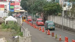 Sejumlah angkutan kota (angkot) melintasi jalan di kawasan Kota Depok, Jawa Barat, Senin (2/12/2019). Wali Kota Depok menyampaikan pada 2020, retribusi izin trayek angkot akan digratiskan sebagai upaya pemberdayaan dan kemudahan bagi angkot. (Liputan6.com/Immanuel Antonius)