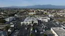 Foto yang diambil dengan drone ini menunjukkan Star Dance Studio usai terjadi penembakan di Monterey Park, California, Minggu, 22 Januari 2023. Pria Asia tewas usai menembak dirinya sendiri saat mobil van curian yang digunakannya dikepung polisi. (AFP/Jae C. Hong)