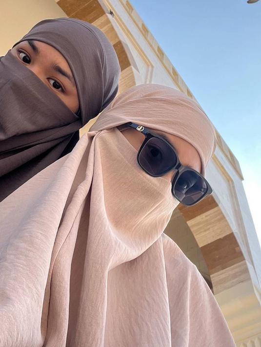 Begini potret kebersamaan Nadya Arina bersama dengan adiknya yang bernama Fiorenza Celesta. Punya paras yang mirip, keduanya pun bak anak kembar saat memakai hijab bersama.   (Liputan6.com/IG/@nadyaarina)
