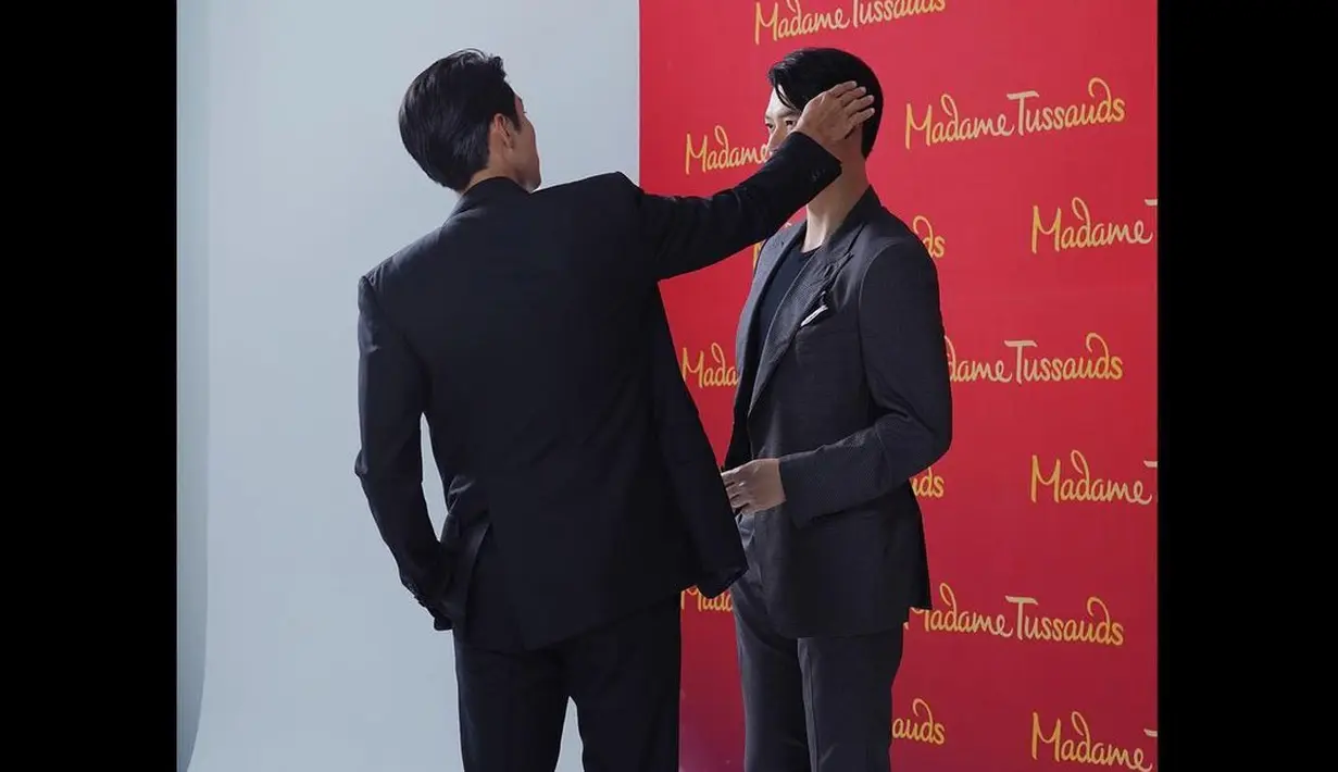 <p>Meskipun figur keduanya mirip, namun Hyun Bin asli dinilai lebih tampan. "Setampan apapun patung, tetap lebih tampan bapak kim taepyung," kata warganet. (Foto: Instagram/ vast.ent)</p>