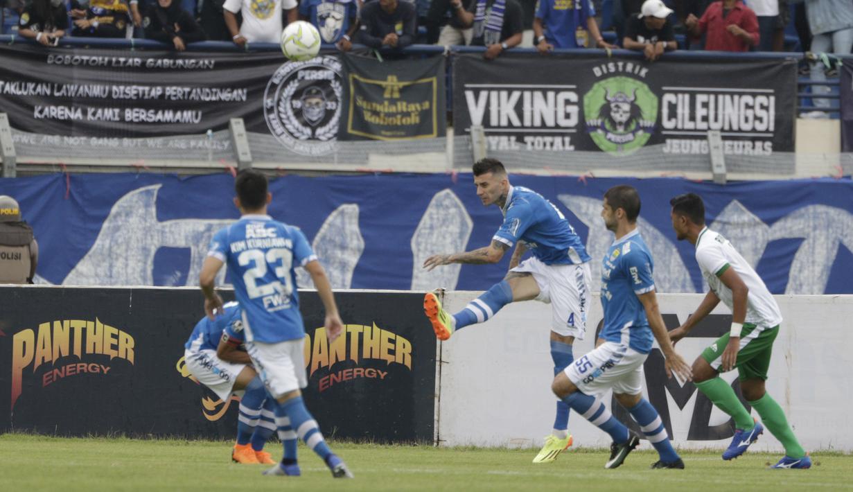 Bek Persib Bandung, Bojan Malisic, menendang bola saat melawan Persiwa Wamena pada laga Piala Indonesia di Stadion Si Jalak Harupat, Bandung, Senin (11/2). Persib menang 7-0 atas Persiwa. (Bola.com/M Iqbal Ichsan)