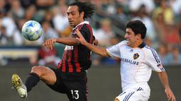 2. Alessandro Nesta - Nesta setia menggunakan nomor punggung 13 saat bermain di Lazio dan AC Milan. Ia juga sukses menggunakan nomor 13 ketika mengantar timnas Italia meraih Piala Dunia pada 2006. (AFP/Mark Ralston)