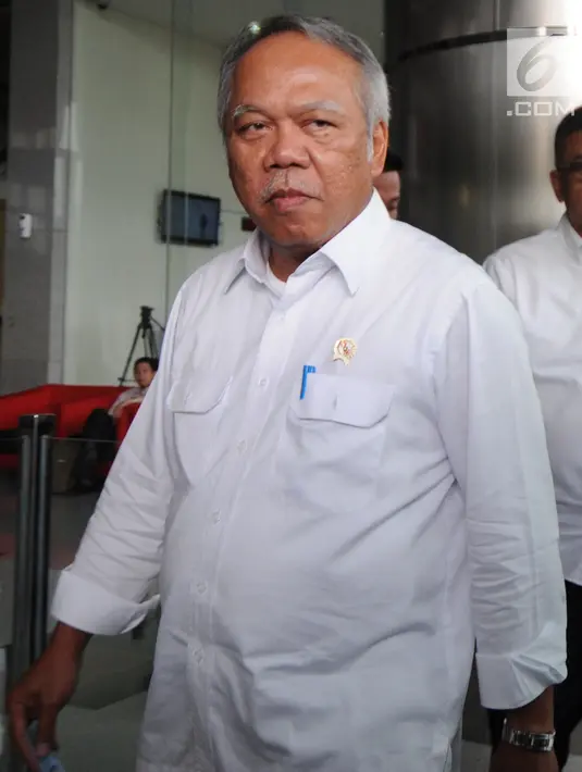 Menteri PUPR, M Basuki Hadimuljono usai menjalani pemeriksaan di KPK, Jakarta, Senin (14/5). Basuki Hadimuljono diperiksa sebagai saksi terkait dalam kasus suap senilai Rp 6,3 M dalam proyek Kementerian PUPR tahun 2016. (Merdeka.com/Dwi Narwoko)