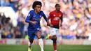 2. Willian - Musim lalu pemain timnas Brazil ini ditempat di pos sisi kiri Chelsea. Hal tersebut berimbas kepada tidak maksimalnya penampilan Willian di lapangan hijau. (AFP/Glyn Kirk)