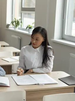 Mengajarkan anak disiplin dapat dilakukan dengan melatih mengatur waktu bermain dan belajar. (Foto/dok: Freepik)