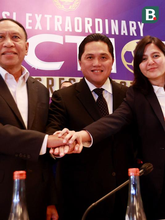 <p>Ketua PSSI, Erick Thohir, bersama Wakil Ketua PSSI, Ratu Tisha Destria dan Zainudian Amali foto bersama usai Kongres Luar Biasa (KLB) PSSI di Hotel Shangri-La, Jakarta Pusat, Kamis (16/2/2023). (Bola.com/M Iqbal Ichsan)</p>