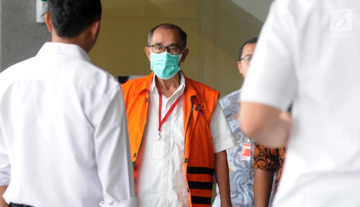 Bupati Bandung Barat nonaktif Abubakar usai menjalani pemeriksaan lanjutan di gedung KPK, Jakarta, Rabu (25/7). Abubakar diperiksa terkait dugaan penerima suap dari sejumlah kepala dinas. (Merdeka.com/Dwi Narwoko)