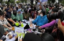 6 Potret K-Popers Indonesia Ikut Demo Tolak Kenaikan PPN 12 Persen, Semua Fandom Bersatu Kompak Bawa Lightstick