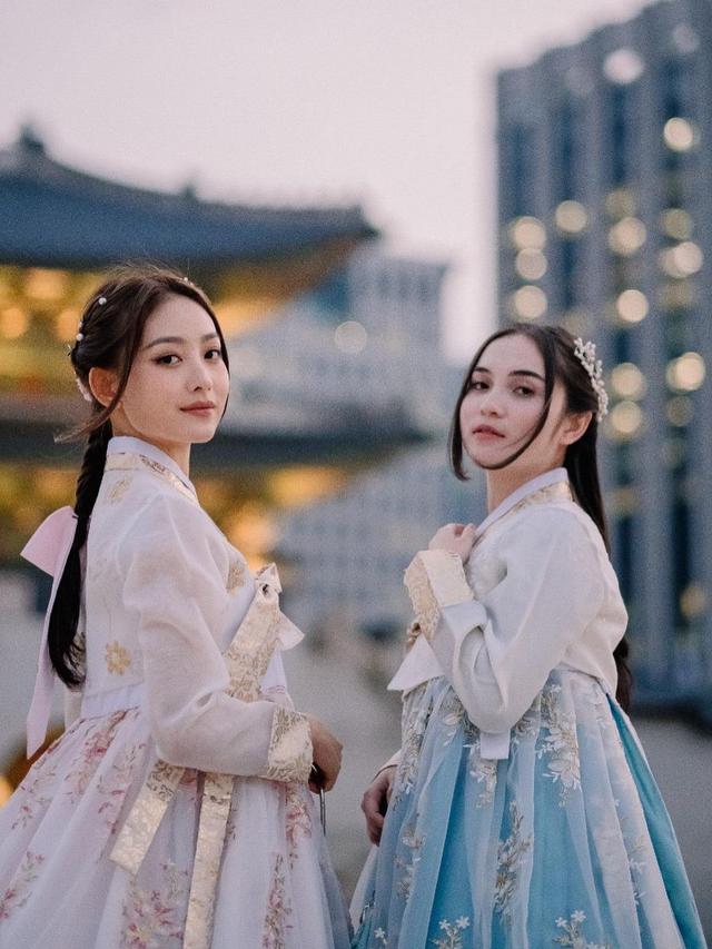 Elina Joerg dan Natasha Wilona di Korea