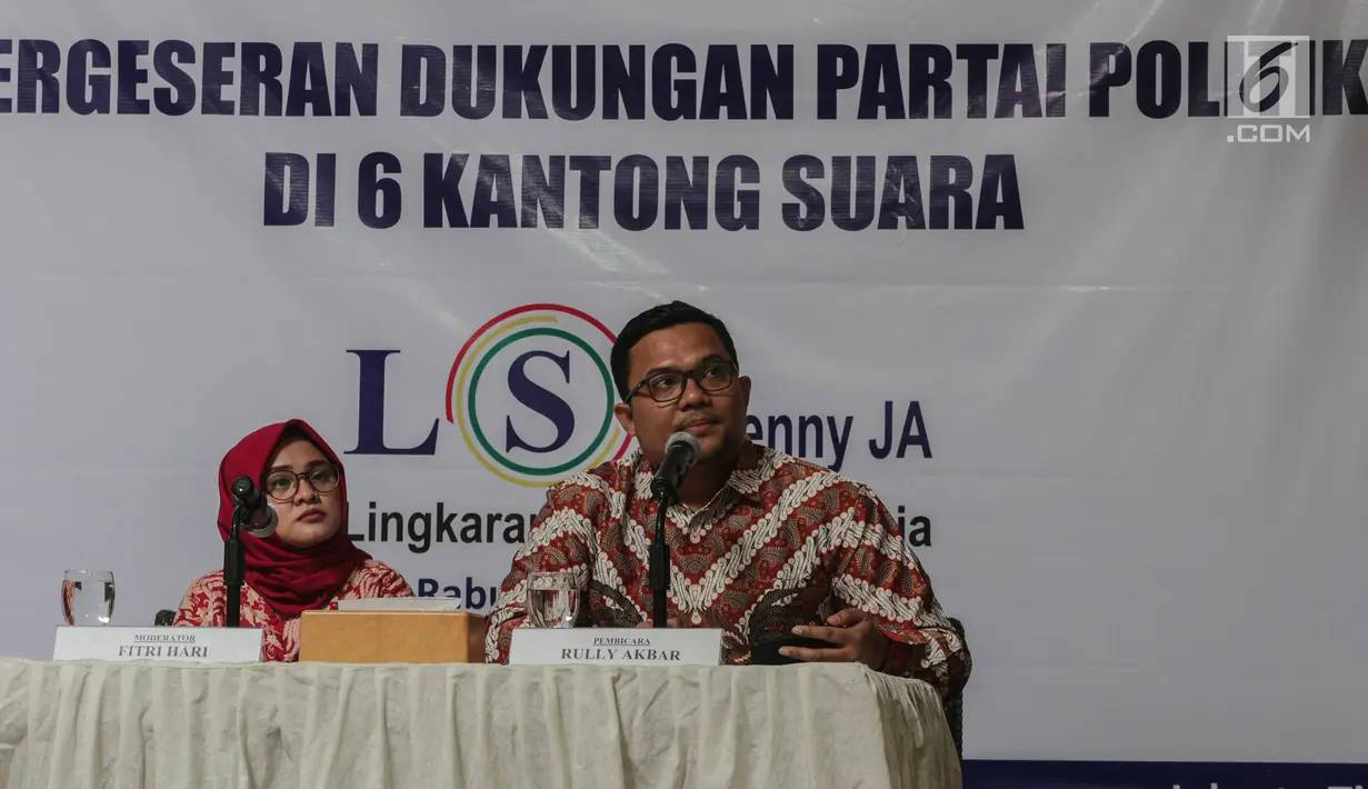 Peneliti LSI Denny JA, Adjie Alfaraby (kanan) didampingi moderator Fitri Hari menyampaikan hasil rilis tentang 'Pergeseran Dukungan Partai Politik di 6 Kantong Suara' di Jakarta, Rabu (20/2). (Liputan6.com/Faizal Fanani)
