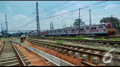 Pekerja sedang menyelesaikan pembuatan jalur  rel kereta di Stasiun Manggarai, Jakarta, Jumat (22/8/2014) (Liputan6.com/Faizal Fanani)