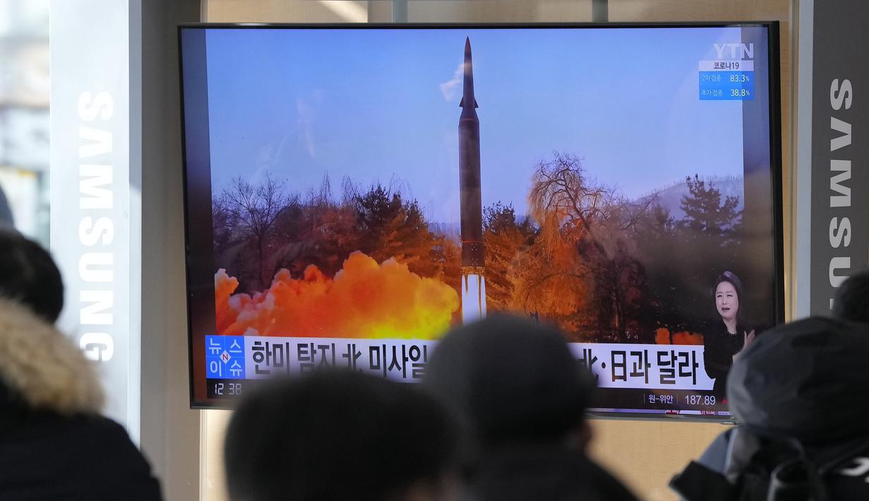 Orang-orang menonton TV yang menampilkan file gambar peluncuran rudal Korea Utara selama program berita di Stasiun Kereta Seoul, Korea Selatan, Selasa (11/1/2022). Pekan lalu, Korut mengklaim berhasil melakukan uji coba rudal hipersonik, yang pertama sejak Oktober 2021 lalu (AP Photo/Ahn Young-joon)
