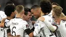 Gelandang Jerman, Jonas Hofmann (kiri tengah) berselebrasi dengan rekan satu timnya usai mencetak gol ke gawang Armenia pada pertandingan grup J Kualifikasi Piala Dunia 2022 di stadion Mercedes-Benz Arena di Stuttgart, Jerman, Senin (6/9/2021). Jerman atas Armenia 6-0. (AP Photo/Matthias Schrader)