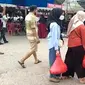 Emak-emak di Kota Kendari tertarik ikut vaksinasi setelah diiming-imingi hadiah peralatan elektronik, sembako dan motor.(Liputan6.com/Ahmad Akbar Fua)