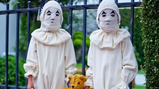 Keren, Si Kembar Ini Suka Cosplay dengan Kostum Mengerikan