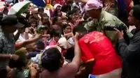 Jelang Perayaan Imlek, Vihara Petak 9 Dipadati Warga Tak Mampu