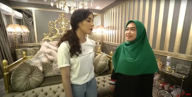7 Potret kamar tidur mewah Tasya Farasya yang pancarkan nuansa glamor dan berkelas, penuh detail emas
