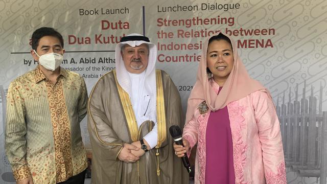 Duta Besar Arab Saudi untuk Indonesia, Esam A. Abid Althagafi (tengah), Yenny Wahid (kanan) dan Presdir Indika Energy Arsjad Rasjid (kiri) dalam acara peluncuran buku berjudul 'Duta antara Dua Kutub' di Plataran Hutan Kota, Kamis (8/4/2021).