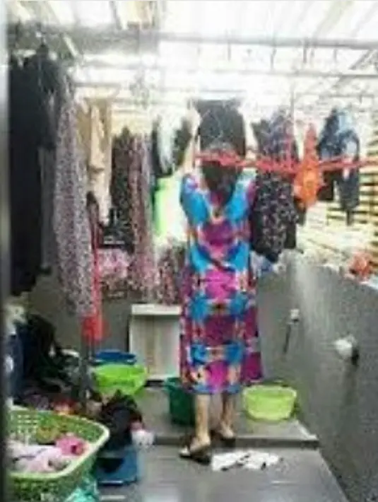 Bukan lantaran tak bisa membayar pembantu untuk mencucinya, tapi ia lebih suka mencuci sendiri. Baik yang dipakai sendiri, Ruben maupun putrinya. "Lagi menjemur bunda," tulis Ruben dalam keterangan fotonya. (Instagram/ruben_onsu)