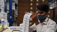 Pekerja memeriksa jarum suntik yang sudah jadi sebelum pengepakan, di pabrik Jarum Suntik Hindustan di Faridabad (2/9/2020). Produksi jarum suntik ditingkatkan mengantisipasi lonjakan permintaan saat perlombaan global untuk menemukan vaksin virus corona COVID-19 memanas. (AFP/Sajjad Hussain)