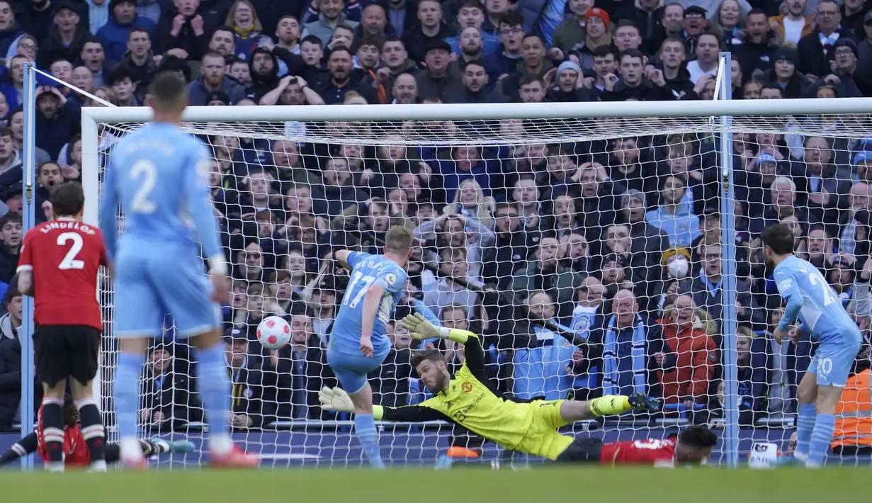 Selang enam menit kemudian, Manchester City kembali unggul 2-1. Kevin De Bruyne berhasil memanfaatkan bola muntah di muka gawang Manchester United usai dua kali percobaan dari Phil Foden dan Bernardo Silva. Skor 2-1 bertahan hingga babak pertama usai. (AP/Jon Super)