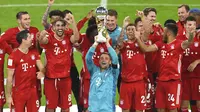 Bayern Munchen merayakan keberhasilan merayakan gelar Piala Super Jerman,setelah mengalahkan Borussia Dortmund, Kamis (1/10/2020) dini hari WIB. (Andreas Gobert/Pool via AP)