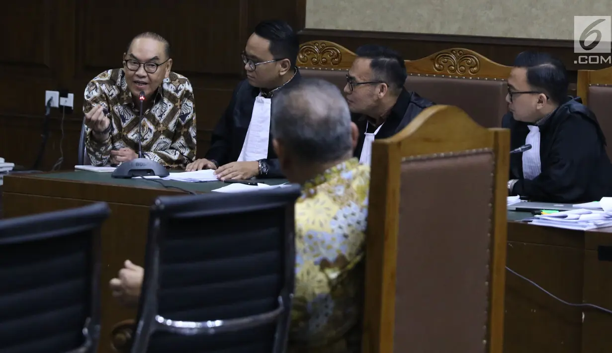 Terdakwa suap pembangunan PLTU Riau-1, Johannes Budisutrisno Kotjo (kiri) saat menjalani sidang lanjutan di Pengadilan Tipikor, Jakarta, Kamis (25/10). Sidang mendengar kesaksian Dirut PT PLN (Persero), Sofyan Basir. (Liputan6.com/Helmi Fithriansyah)