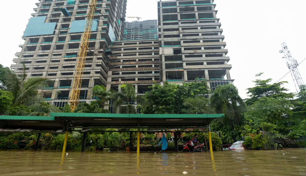 Kondisi banjir yang merendam Jalan Letjen Suprapto, Jakarta Pusat, Sabtu (8/2/2020). Hujan yang mengguyur Jakarta sejak semalam mengakibatkan Jalan Letjen Suprapto terendam banjir. (merdeka.com/Imam Buhori)