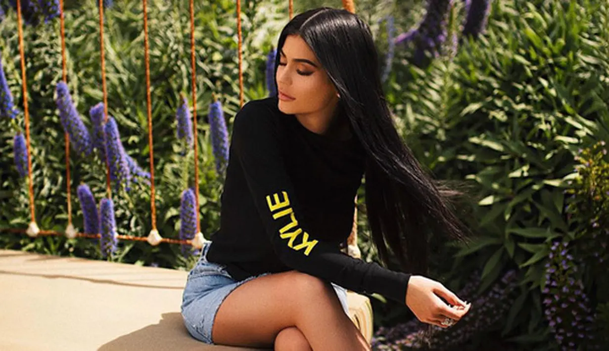 Membicarakan sosok Kylie Jenner pasti identik dengan seksi dan kisah asmaranya. Kali ini berbeda, Kylie memang dikenal sebagai seorang pengusaha dan model di dunia hiburan, tak heran jika ia disebut telah sukses. (Instagram/kyliejenner)