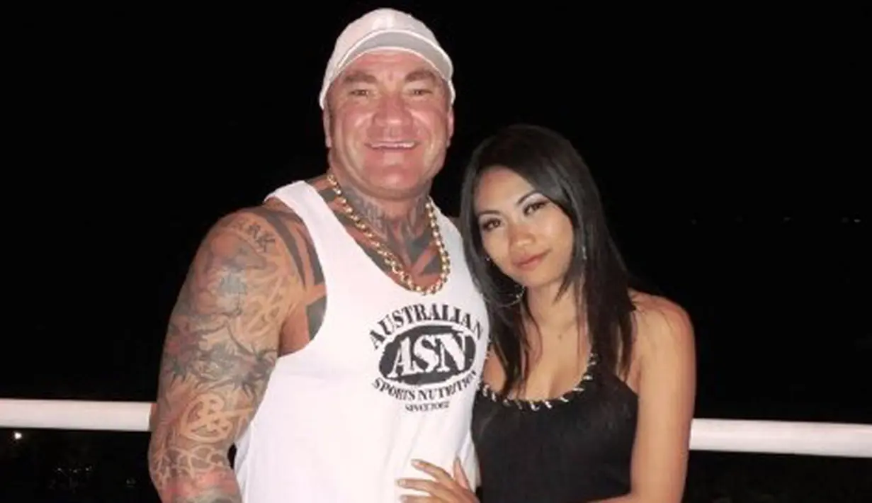 Kim berpose dengan seorang wanita saat mengunjungi Thailand (Istimewa)