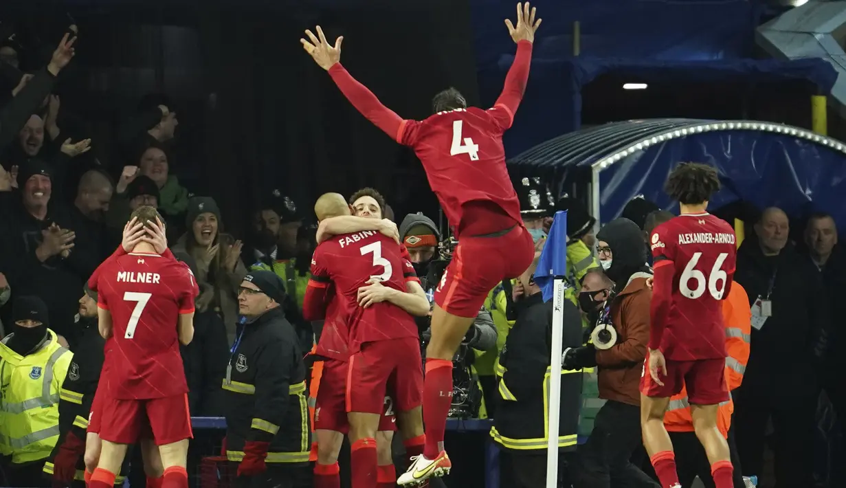 Para pemain Liverpool merayakan gol yang dicetak penyerang Diogo Jota selama pertandingan lanjutan Liga Inggris di Goodison Park di Liverpool, Inggris, Kamis (2/12/2021). Liverpool menang telak atas Everton 4-1. (AP Photo/Jon Super)