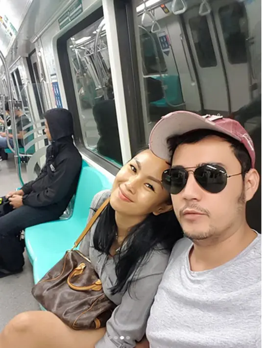 Status dan foto yang diunggah itu telah mendapatkan ribuan likes dari pengikutnya. Bahkan, banyak yang menebak-nebak orang ketiga yang dimaksud oleh ibu satu anak tersebut. Dukungan dari netizen menguatkan Kalina Octaranny. (Instagram/kalinaocktaranny)