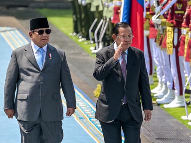 Presiden Republik Indonesia Prabowo Subianto (kiri) bersama Presiden Senat Kamboja Samdech Akka Moha Sena Padei Techo Hun Sen meninjau pasukan jajar kehormatan saat upacara penyambutan di Istana Merdeka di Jakarta pada Senin 5 Mei 2025. (BAY ISMOYO/AFP)