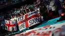 Fans Inggris mengibarkan bendera saat menyaksikan pertandingan semifinal bola Euro 2020 antara Inggris dan Denmark di Wembley Stadium, London, Kamis dinihari WIB (8/7/2021). Inggris melaju ke babak final Euro 2020 melawan Italia setelah mengalahkan Denmark dengan skor 2-1. (Carl Recine/POOL/AFP)